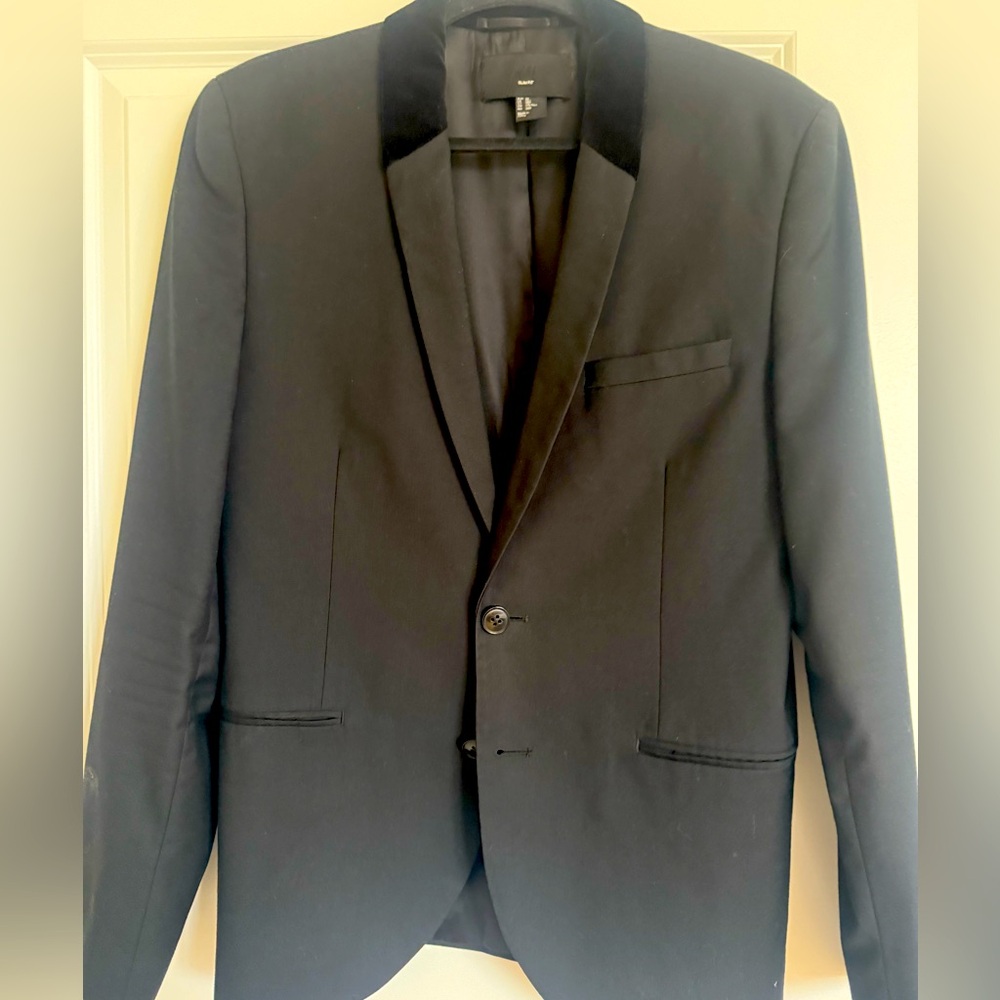 BLACK MODERN BLAZER WITH VELVET LAPEL  FROM H&M . Slim fit 38 R .LOOKS LIKE NEW.